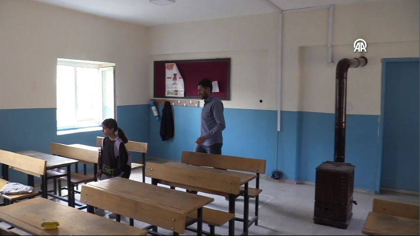 Bu okulda 3 yıldır tek bir öğrenci var. 9 yaşındaki Hasret artık sınıf arkadaşı istiyor - Resim: 16